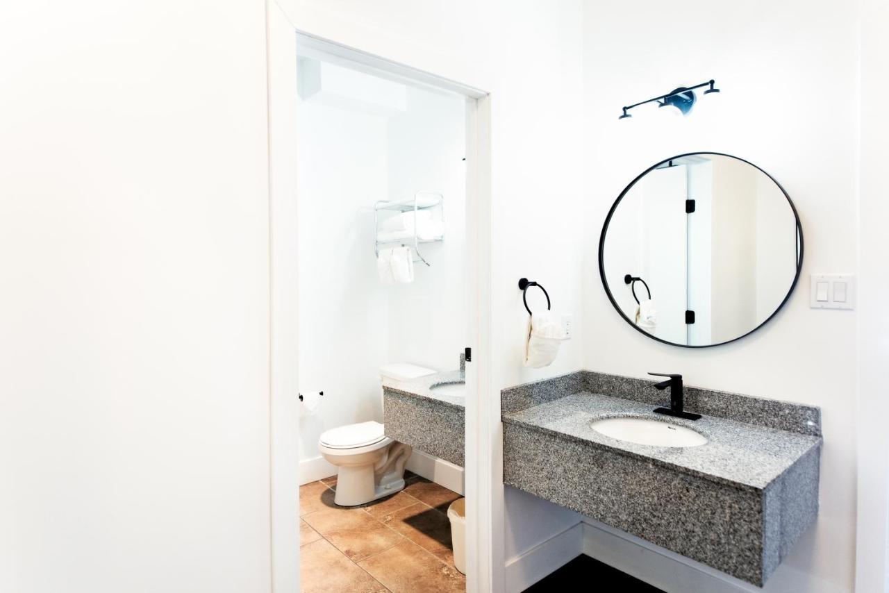 Waterton Glacier Suites Dış mekan fotoğraf