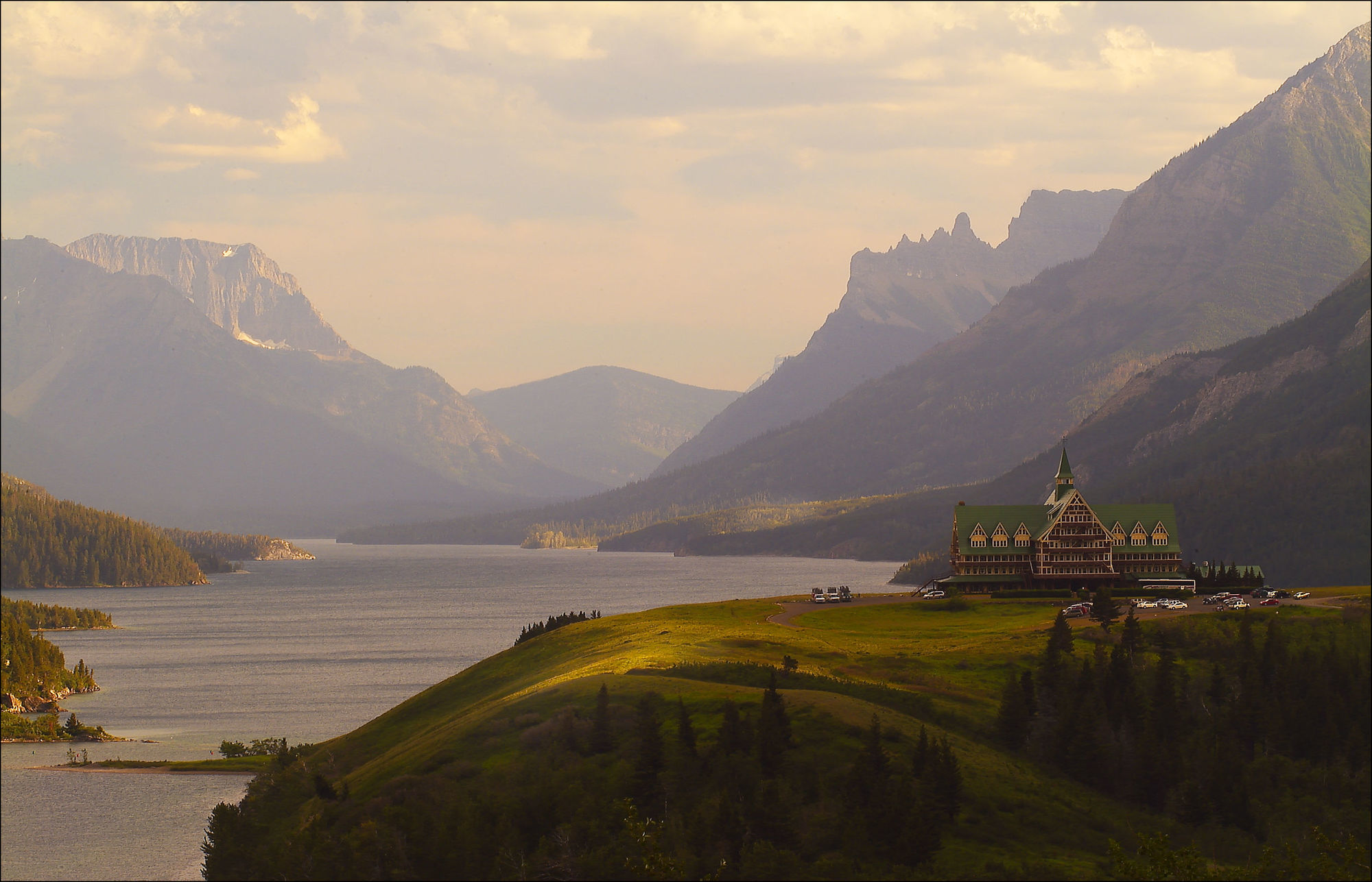 Waterton Glacier Suites Dış mekan fotoğraf