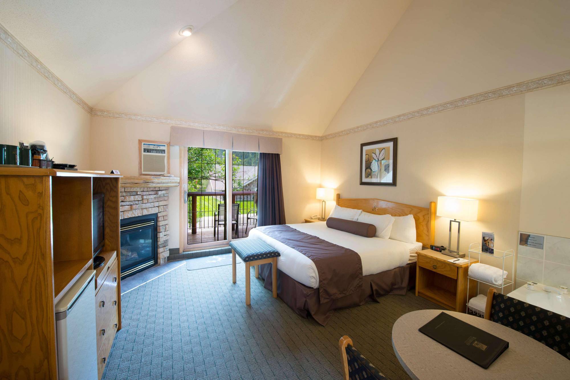 Waterton Glacier Suites Dış mekan fotoğraf
