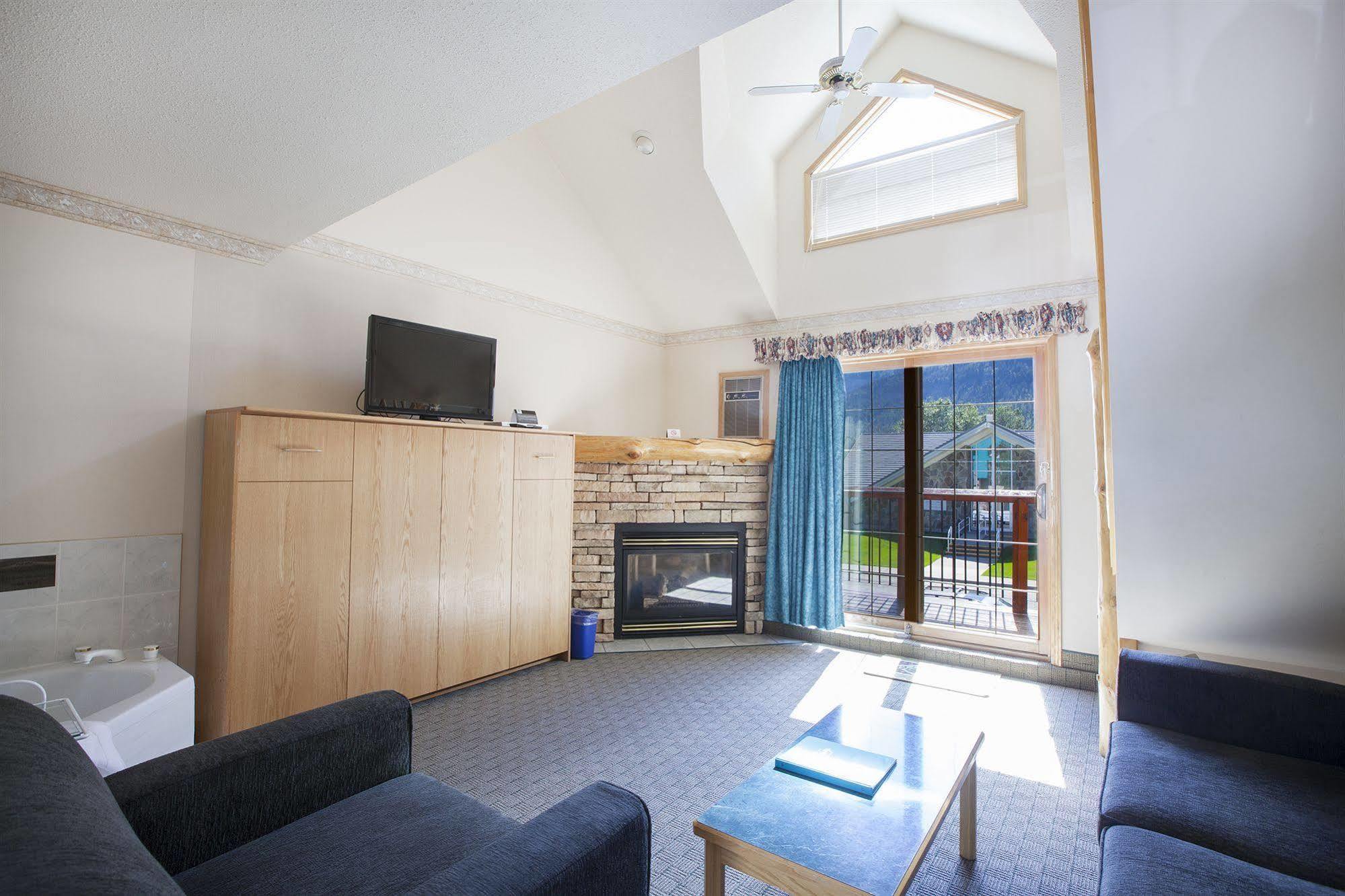 Waterton Glacier Suites Dış mekan fotoğraf
